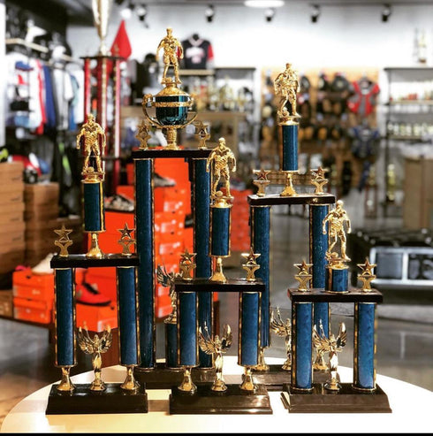 Trofeo de Tubo con Figura Serie 50 de Victoria